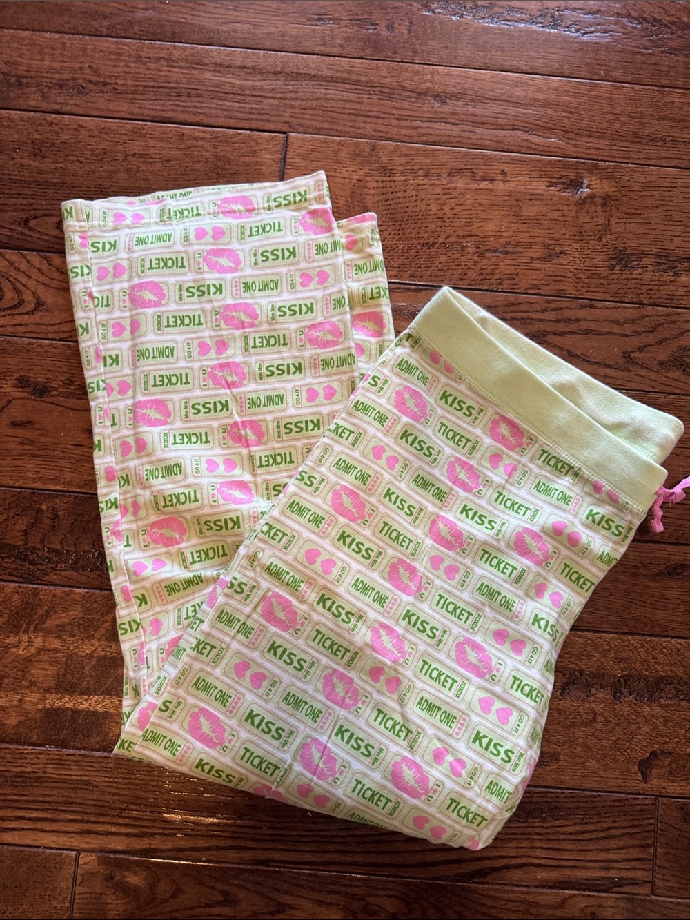 Old Navy Pink & Green Kiss Ticket crop Pajama Pants